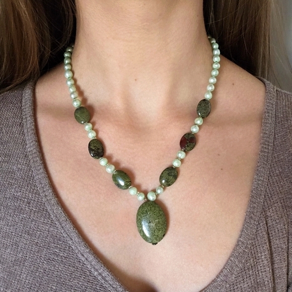 Green-toned freshwater pearl necklace green stones toggle clasp mermaidcore - Picture 1 of 5